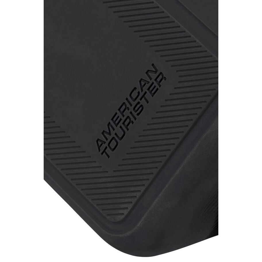 Urban Groove Toiletry Kit in the color Black. image number 4